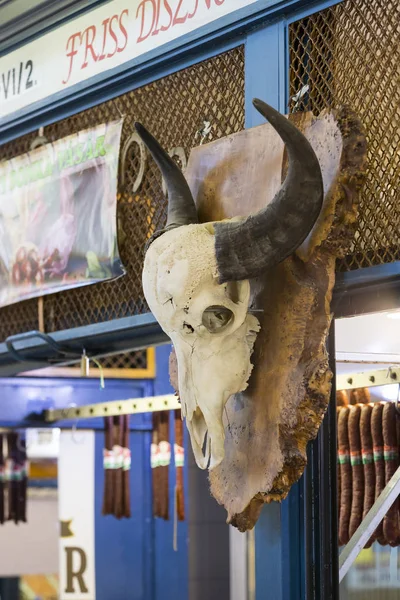 Den stora centrala marknaden av Budapest, en plats för besökande turister för inköp av korvar av en paprika av souvenirer. — Stockfoto