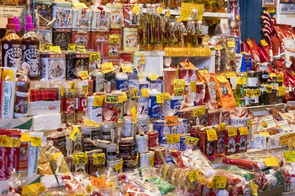 The big central market of Budapest, a place of visiting of tourists for purchases of sausages of a paprika of souvenirs. — Stock Photo, Image