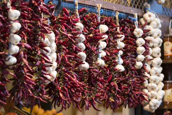 Budapeşte, sosis, kırmızı biber Hediyelik eşya alımı için turist ziyaret yeri büyük Merkezi Pazar.