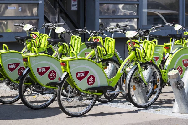 Alquiler y estacionamiento de bicicletas de recreo en la ciudad de Budapest en Hungría —  Fotos de Stock