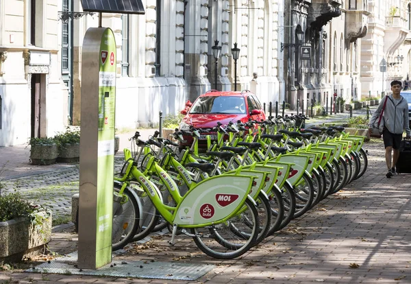 Alquiler y estacionamiento de bicicletas de recreo en la ciudad de Budapest en Hungría —  Fotos de Stock