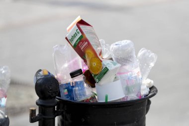 Sokak çöp kutularını tarar üst kadar plastik şişe ile çöp kutuları ile dolu.