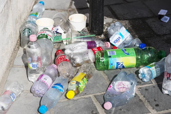 Sokak çöp kutularını tarar üst kadar plastik şişe ile çöp kutuları ile dolu.