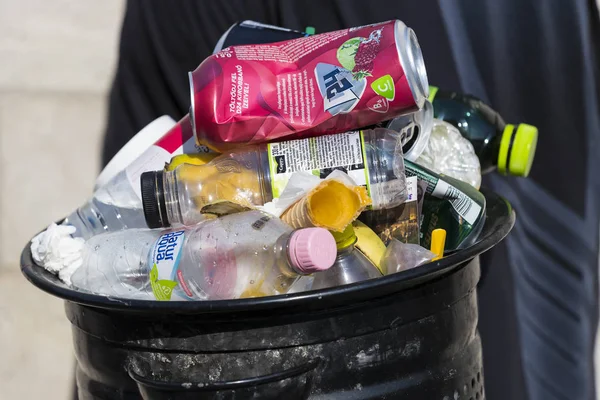 Sokak çöp kutularını tarar üst kadar plastik şişe ile çöp kutuları ile dolu.