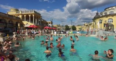 Avrupa'nın en büyük tıbbi banyo en eski Szechenyi şifalı banyo olduğunu.