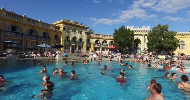 The oldest Szechenyi medicinal bath is the largest medicinal bath in Europe. — Stock Video