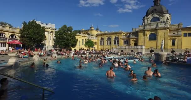 O banho medicinal Szechenyi mais antigo é o maior banho medicinal da Europa . — Vídeo de Stock