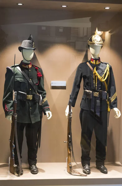 Museo de la historia de los militares del ejército húngaro con exposiciones históricas y composiciones sobre el tema de la guerra . — Foto de Stock