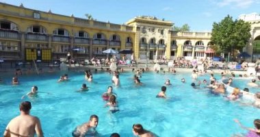 Avrupa'nın en büyük tıbbi banyo en eski Szechenyi şifalı banyo olduğunu.