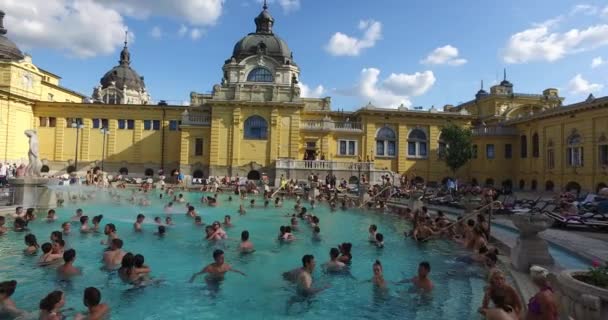 O banho medicinal Szechenyi mais antigo é o maior banho medicinal da Europa . — Vídeo de Stock