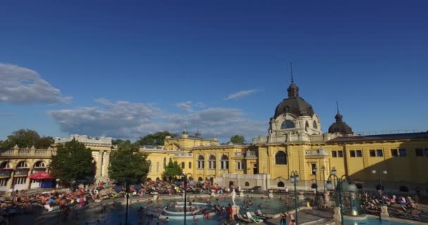 Det äldsta läkemedel Széchenyi-badet är den största medicinska bad i Europa. — Stockvideo