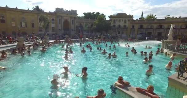 Het oudste Szechenyi geneeskrachtige bad is het grootste geneeskrachtige bad in Europa. — Stockvideo