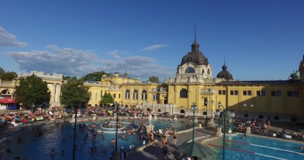 El baño medicinal Szechenyi más antiguo es el baño medicinal más grande de Europa . — Vídeo de stock