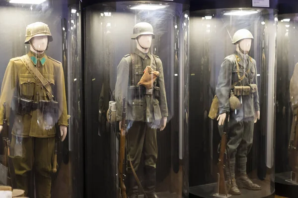 Museo de la historia de los militares del ejército húngaro con exposiciones históricas y composiciones sobre el tema de la guerra . — Foto de Stock