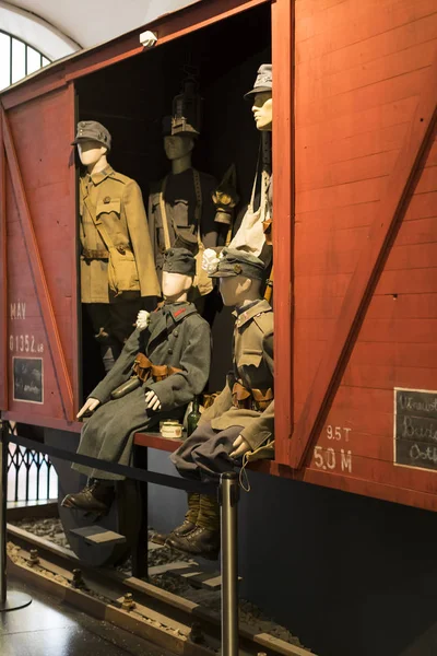 Museo de la historia de los militares del ejército húngaro con exposiciones históricas y composiciones sobre el tema de la guerra . — Foto de Stock