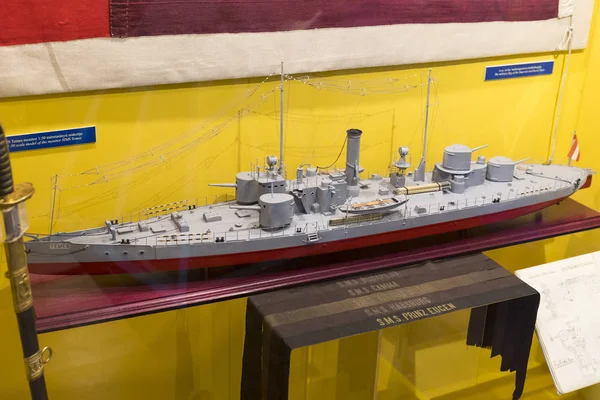 Tarihsel sergiler ve savaş konulu kompozisyonlar Macar ordusunun askeri Tarih Müzesi.