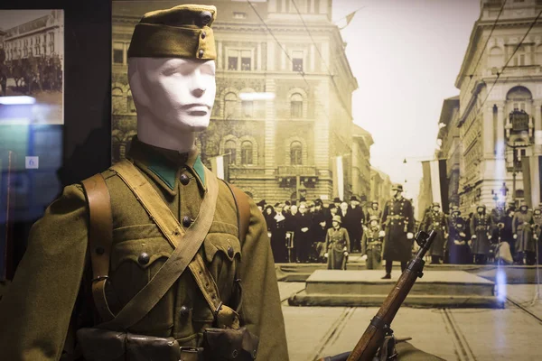 歴史的な展示品と戦争のテーマに組成のハンガリーの軍隊の軍事史博物館. — ストック写真