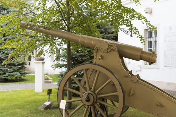 Museo de la historia de los militares del ejército húngaro con exposiciones históricas y composiciones sobre el tema de la guerra . — Foto de Stock