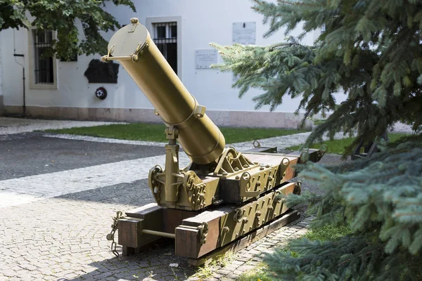 Museo di storia dell'esercito ungherese con reperti storici e composizioni sul tema della guerra . — Foto Stock