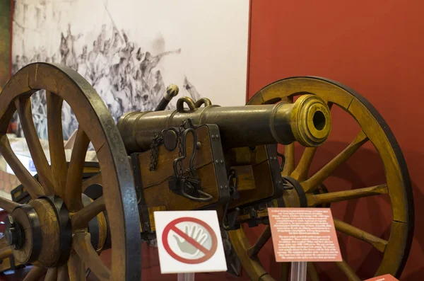 Museum van de geschiedenis van het leger van het Hongaarse leger met historische tentoonstellingen en composities op het thema van de oorlog. — Stockfoto