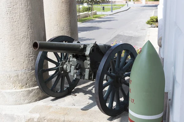 Museo de la historia de los militares del ejército húngaro con exposiciones históricas y composiciones sobre el tema de la guerra . —  Fotos de Stock