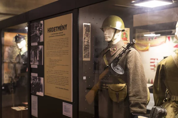 Museo de la historia de los militares del ejército húngaro con exposiciones históricas y composiciones sobre el tema de la guerra . — Foto de Stock