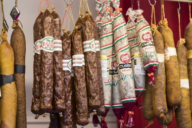Budapeşte, sosis, kırmızı biber Hediyelik eşya alımı için turist ziyaret yeri büyük Merkezi Pazar.