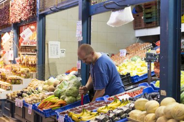 Budapeşte, sosis, kırmızı biber Hediyelik eşya alımı için turist ziyaret yeri büyük Merkezi Pazar.