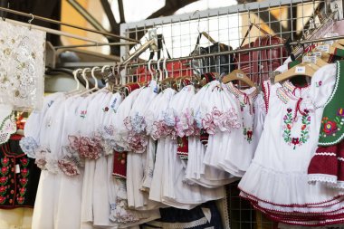 Budapeşte, sosis, kırmızı biber Hediyelik eşya alımı için turist ziyaret yeri büyük Merkezi Pazar.