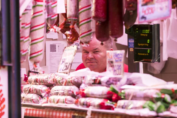 Il mercato centrale grande di Budapest, un posto di visita di turisti per acquisti di salsicce di una paprica di souvenir . — Foto Stock