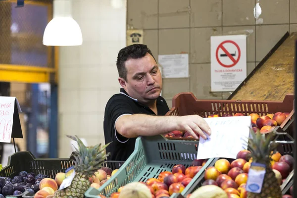 Duży rynek centrum Budapesztu, miejsce odwiedzających turystów za zakupy kiełbas papryki pamiątek. — Zdjęcie stockowe