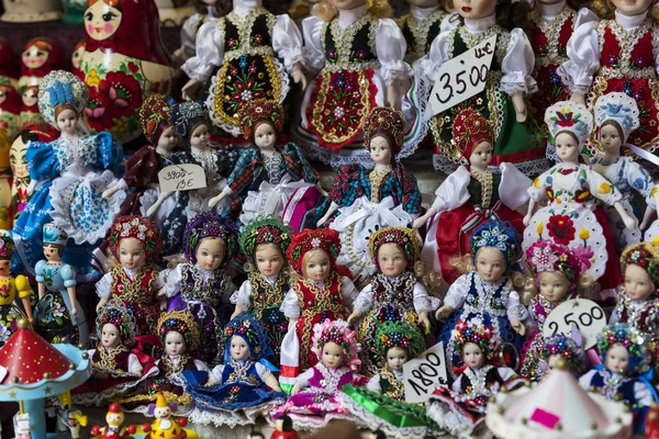 El mercado grande central de Budapest, el lugar de la visita de los turistas para la compra de los embutidos del pimentón de los recuerdos . — Foto de Stock