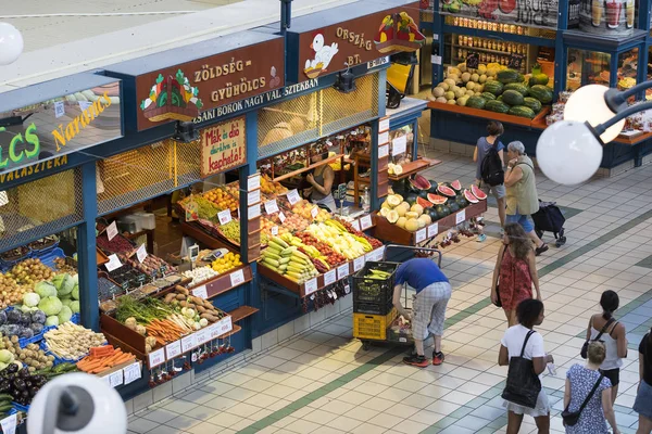 Budapeşte, sosis, kırmızı biber Hediyelik eşya alımı için turist ziyaret yeri büyük Merkezi Pazar.