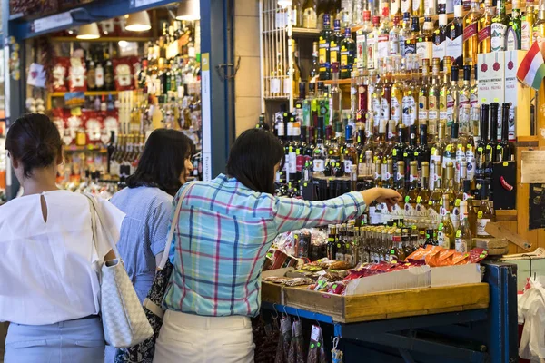 The big central market of Budapest, a place of visiting of tourists for purchases of sausages of a paprika of souvenirs. — Stock Photo, Image