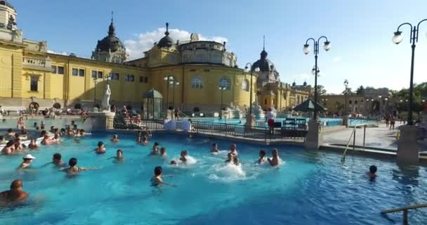 Le plus ancien bain médicinal Szechenyi est le plus grand bain médicinal d'Europe . — Video
