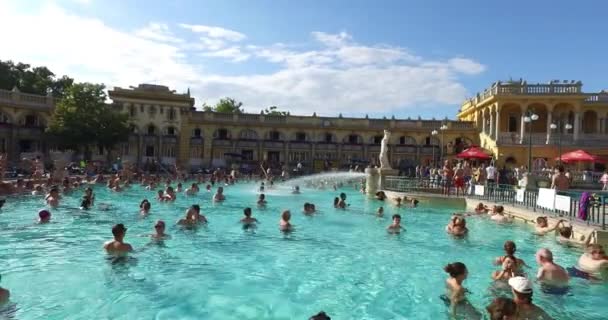 O banho medicinal Szechenyi mais antigo é o maior banho medicinal da Europa . — Vídeo de Stock