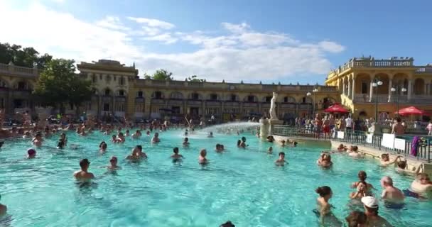 El baño medicinal Szechenyi más antiguo es el baño medicinal más grande de Europa . — Vídeos de Stock