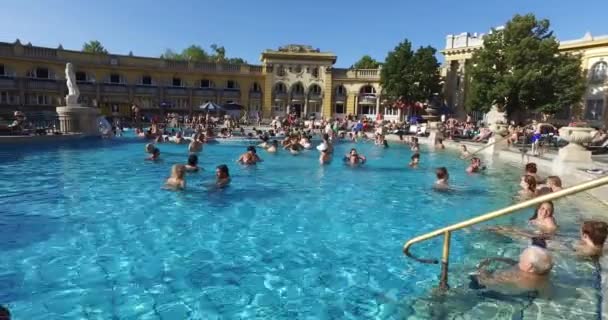 Het oudste Szechenyi geneeskrachtige bad is het grootste geneeskrachtige bad in Europa. — Stockvideo