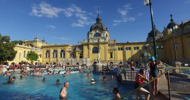 O banho medicinal Szechenyi mais antigo é o maior banho medicinal da Europa . — Vídeo de Stock