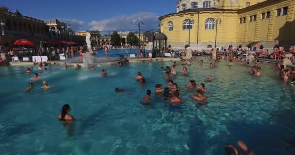 Das älteste szechenyi-Heilbad ist das größte Heilbad Europas. — Stockvideo