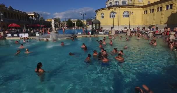 O banho medicinal Szechenyi mais antigo é o maior banho medicinal da Europa . — Vídeo de Stock