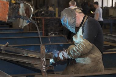  Metal işleme Dükkanı işçi işleri çelik yapılar oluşturmak için aygıtlar ve makineler. Kharkov