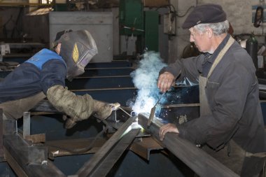  Metal işleme Dükkanı işçi işleri çelik yapılar oluşturmak için aygıtlar ve makineler. Kharkov