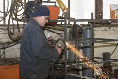  Metal işleme Dükkanı işçi işleri çelik yapılar oluşturmak için aygıtlar ve makineler. Kharkov