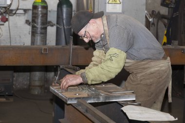  Metal işleme Dükkanı işçi işleri çelik yapılar oluşturmak için aygıtlar ve makineler. Kharkov