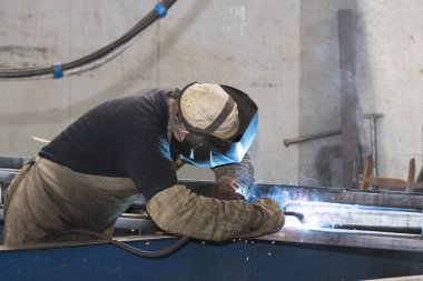  Metal işleme Dükkanı işçi işleri çelik yapılar oluşturmak için aygıtlar ve makineler. Kharkov
