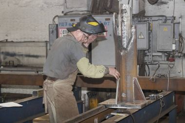  Metal işleme Dükkanı işçi işleri çelik yapılar oluşturmak için aygıtlar ve makineler. Kharkov