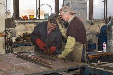  Metal işleme Dükkanı işçi işleri çelik yapılar oluşturmak için aygıtlar ve makineler. Kharkov