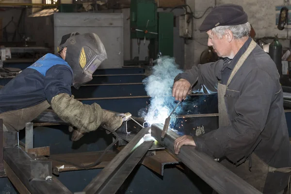  Metal işleme Dükkanı işçi işleri çelik yapılar oluşturmak için aygıtlar ve makineler. Kharkov