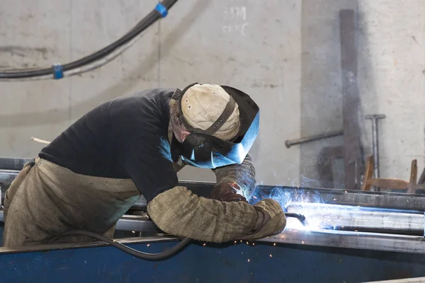  Metal işleme Dükkanı işçi işleri çelik yapılar oluşturmak için aygıtlar ve makineler. Kharkov